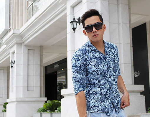 Chinh Nguyễn dạo phố đi bộ
