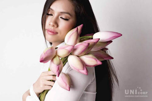 Ho&agrave;ng My đằm thắm b&ecirc;n sen hồng
