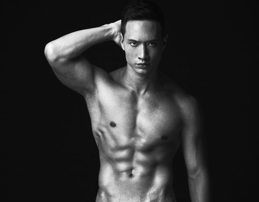 Kim Lý khoe hình thể chuẩn men