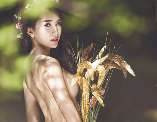 Lan Hương táo bạo khoe thân