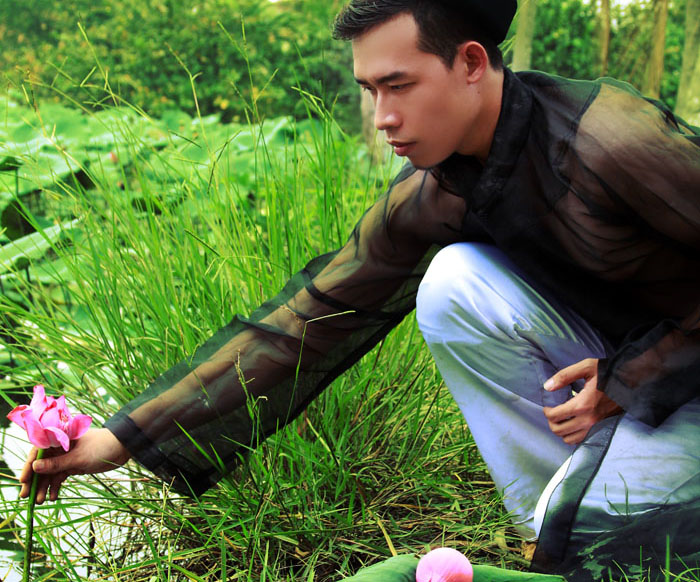 Leo Quốc Việt hóa chàng Thơ đón Xuân