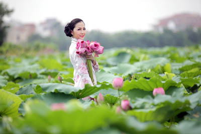 Linh Nga duyên dáng bên sen hồng