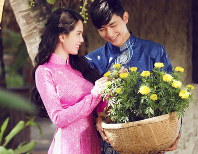 Ngọc Trinh bên hoa Vạn Thọ