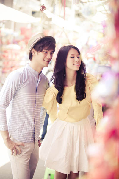 Th&aacute;i H&agrave; v&agrave; Ph&uacute;c Vinh dạo phố đ&egrave;n lồng