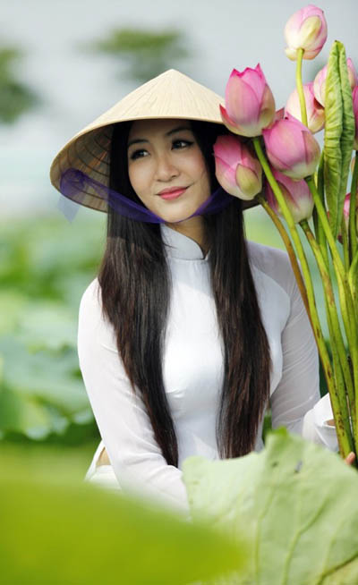Á hậu Thùy Trang đẹp dịu dàng bên hoa sen 