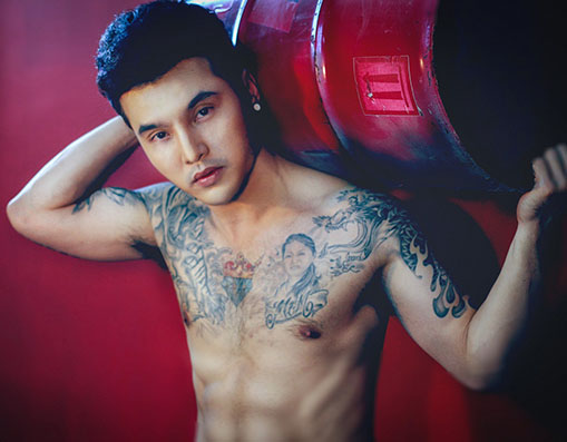 Ưng Hoàng Phúc đọ dáng mẫu trẻ