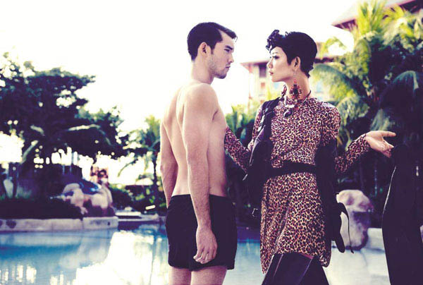 Với chủ đề '&Aacute;nh mắt m&ecirc; hoặc', Tr&agrave; My v&agrave; c&aacute;c th&iacute; sinh top 4 của Vietnam's Next Top Model chụp ảnh với &ecirc; kip thực hiện của tạp ch&iacute; Her World tại Resort World (Singapore).