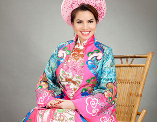 Qúy Bà Kim Hồng khoe sắc áo dài