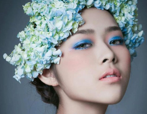 Diệp Bảo Ngọc yêu kiều bên hoa