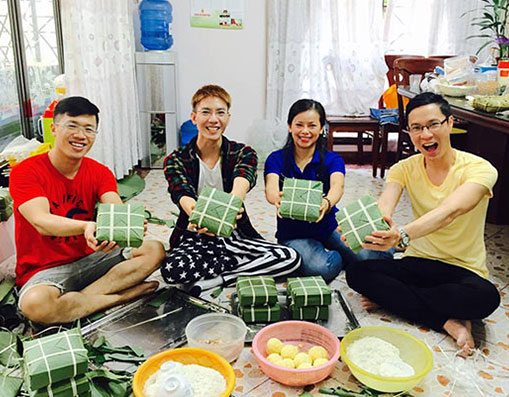 MC Quốc Bình và MC Anh Quân nấu bánh dịp xuân về