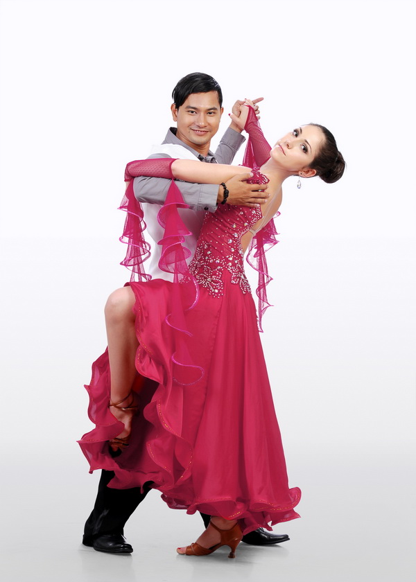 Minh Hằng xoạc ch&acirc;n b&ecirc;n ch&agrave;ng bạn nhảy giờ đ&acirc;y đ&atilde; trở n&ecirc;n rất th&acirc;n thiết. Những ng&agrave;y qua, c&ocirc; gần như vắng b&oacute;ng tại c&aacute;c sự kiện lẫn s&acirc;n khấu ca nhạc để d&agrave;nh to&agrave;n bộ thời gian cho việc tập luyện khi&ecirc;u vũ. D&ugrave; được kỳ vọng sẽ trở th&agrave;nh người đoạt ng&ocirc;i vị cao nhất, nhưng Minh Hằng kh&ocirc;ng d&aacute;m lơ l&agrave; hay tỏ ra &ldquo;khinh địch&rdquo;.