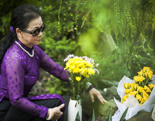 Khánh Ly đến viếng mộ Trịnh Công Sơn