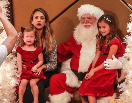 Con gái Jessica sợ khiếp ông già Noel 