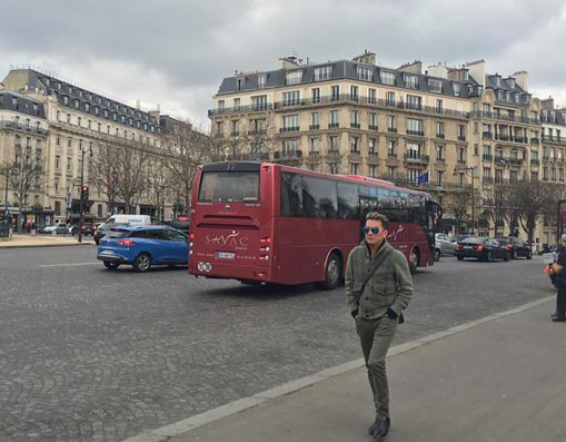 Đàm Vĩnh Hưng thư giãn dạo phố Paris